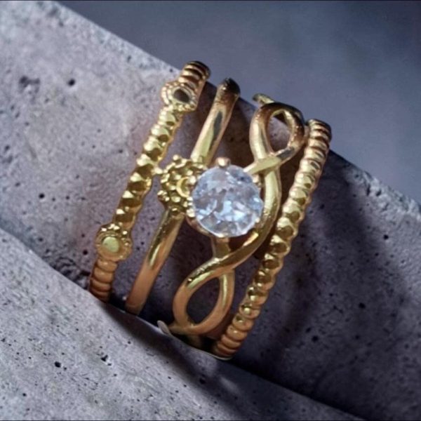 Broad solitaire ring